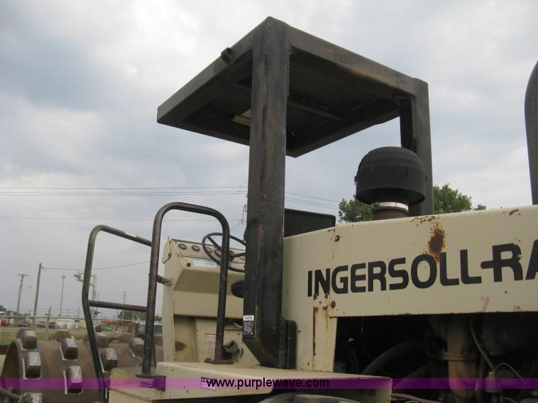 image for item H5256 1990 Ingersoll Rand SD-100F articulated vibratory pad foot roller