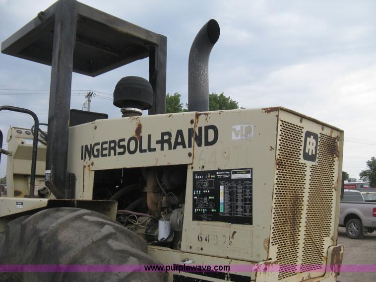 image for item H5256 1990 Ingersoll Rand SD-100F articulated vibratory pad foot roller