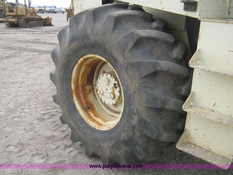 image for item H5256 1990 Ingersoll Rand SD-100F articulated vibratory pad foot roller