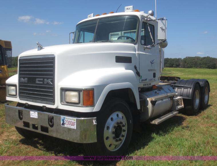 image for item I2233 2001 Mack CH613 semi truck