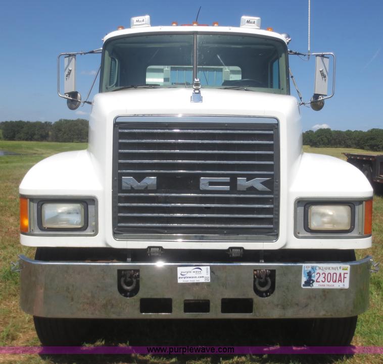 image for item I2233 2001 Mack CH613 semi truck