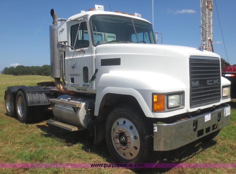image for item I2233 2001 Mack CH613 semi truck