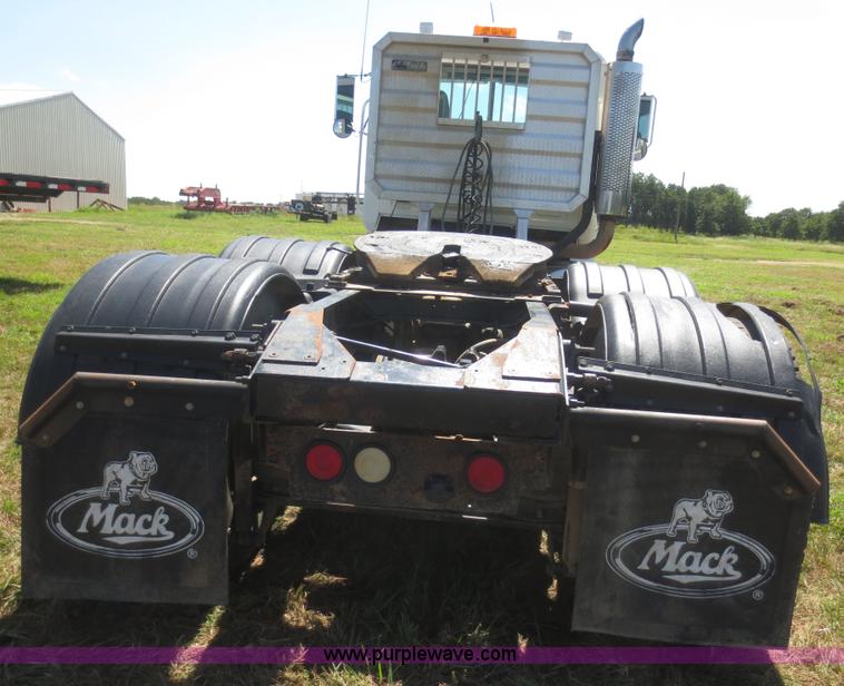 image for item I2233 2001 Mack CH613 semi truck