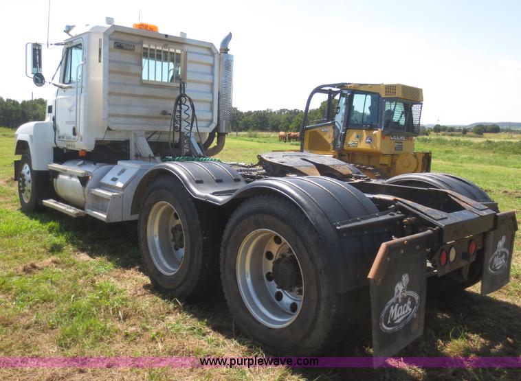 image for item I2233 2001 Mack CH613 semi truck
