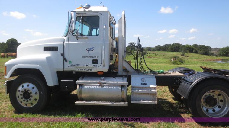 image for item I2233 2001 Mack CH613 semi truck