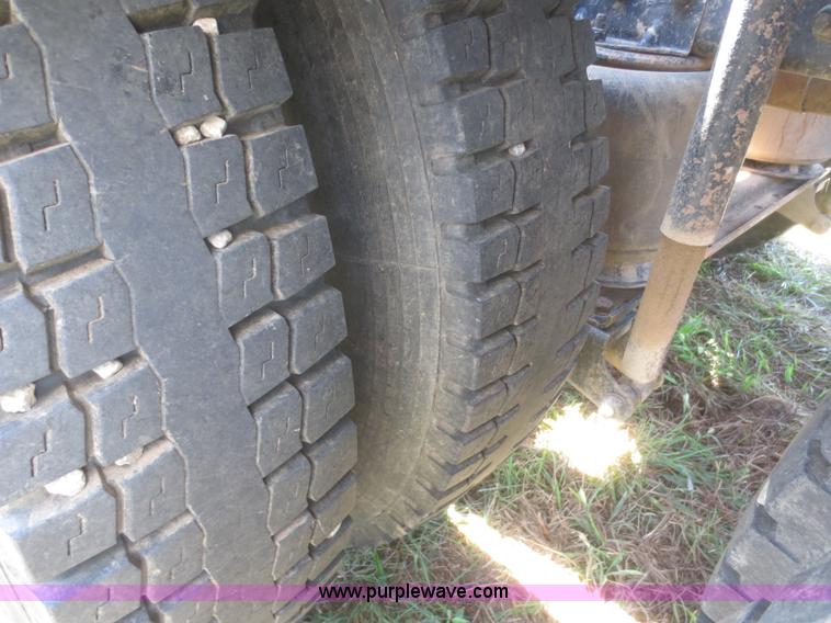 image for item I2233 2001 Mack CH613 semi truck