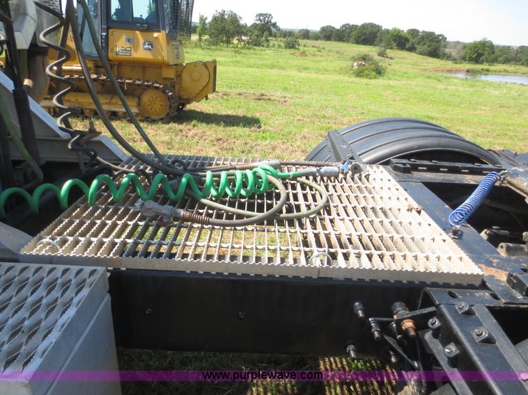 image for item I2233 2001 Mack CH613 semi truck