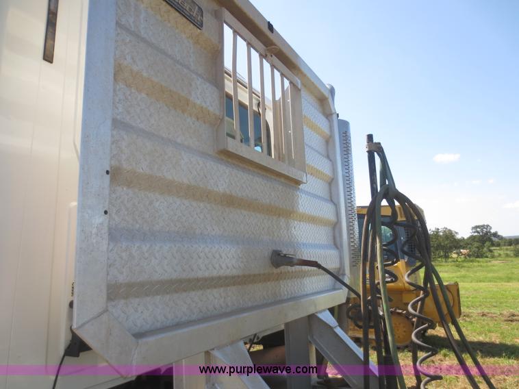 image for item I2233 2001 Mack CH613 semi truck