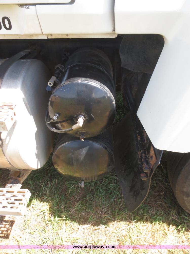 image for item I2233 2001 Mack CH613 semi truck