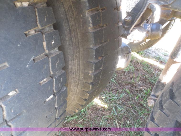 image for item I2233 2001 Mack CH613 semi truck