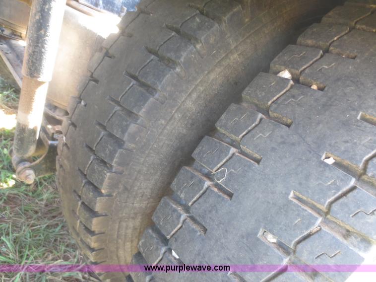 image for item I2233 2001 Mack CH613 semi truck