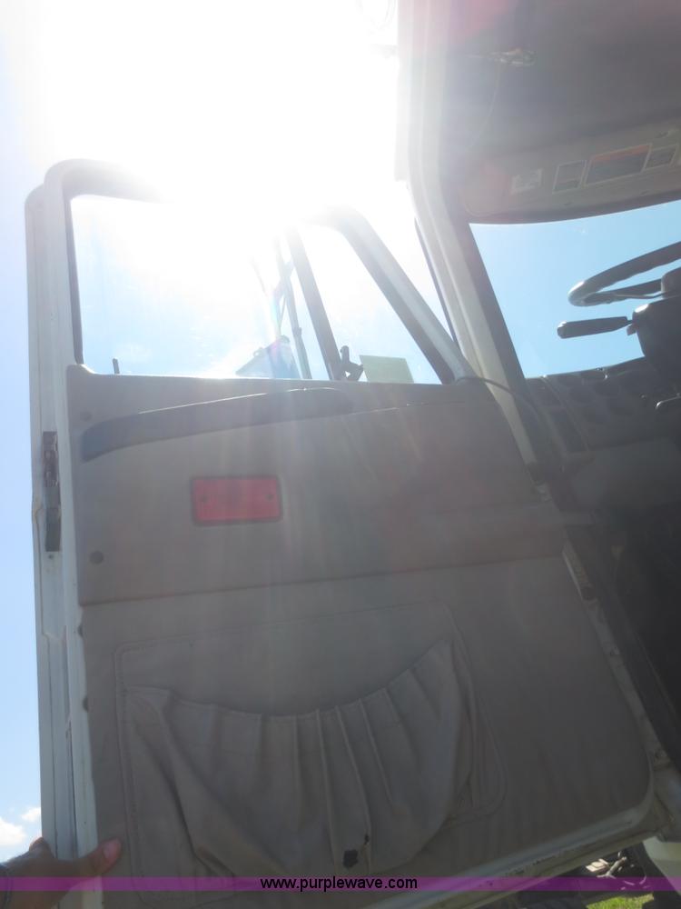 image for item I2233 2001 Mack CH613 semi truck