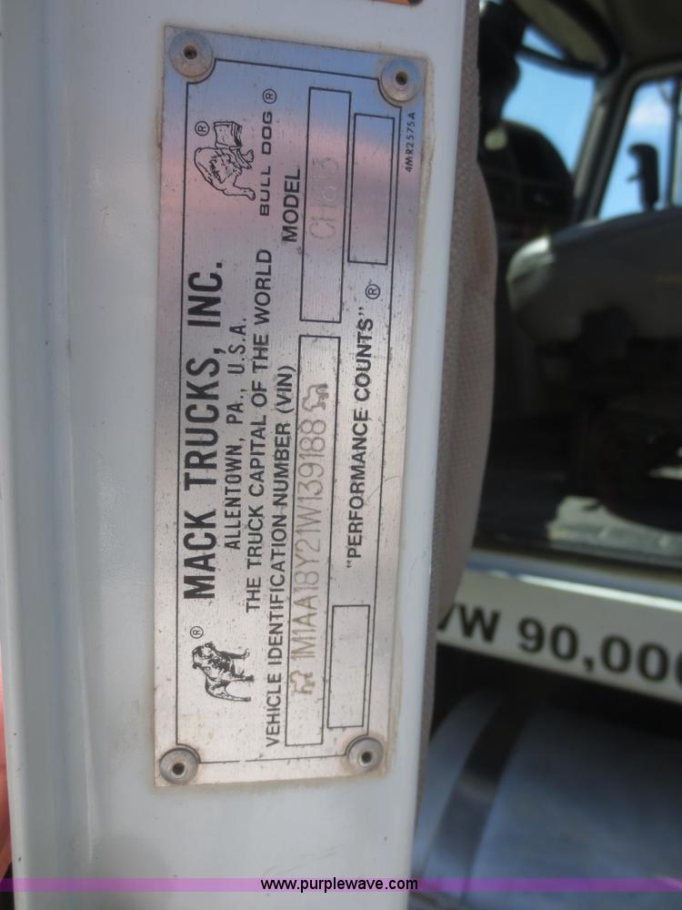 image for item I2233 2001 Mack CH613 semi truck