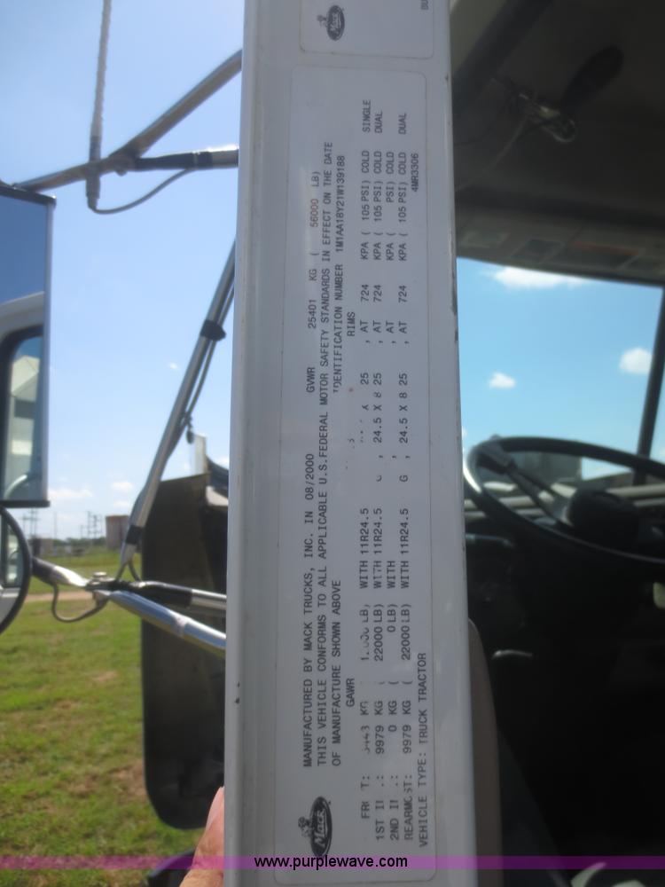 image for item I2233 2001 Mack CH613 semi truck