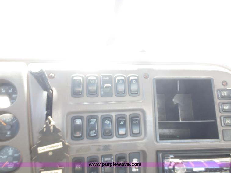 image for item I2233 2001 Mack CH613 semi truck