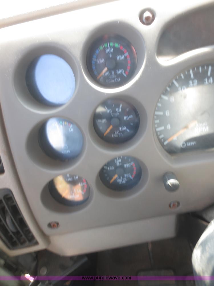 image for item I2233 2001 Mack CH613 semi truck