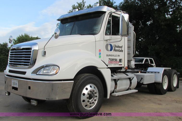 image for item I3833 2009 Freightliner Columbia semi truck