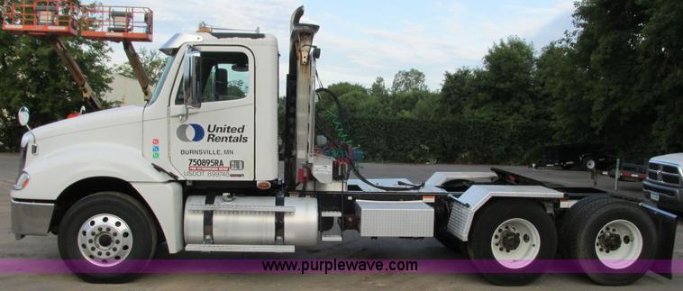 image for item I3833 2009 Freightliner Columbia semi truck
