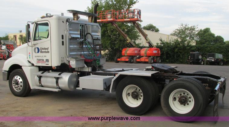 image for item I3833 2009 Freightliner Columbia semi truck