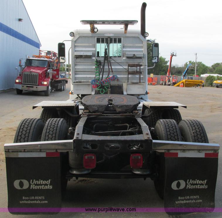 image for item I3833 2009 Freightliner Columbia semi truck