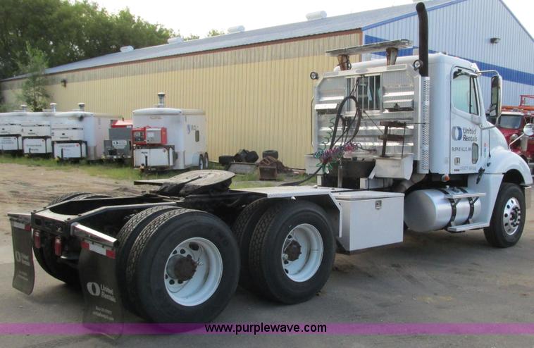 image for item I3833 2009 Freightliner Columbia semi truck