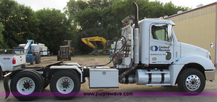 image for item I3833 2009 Freightliner Columbia semi truck