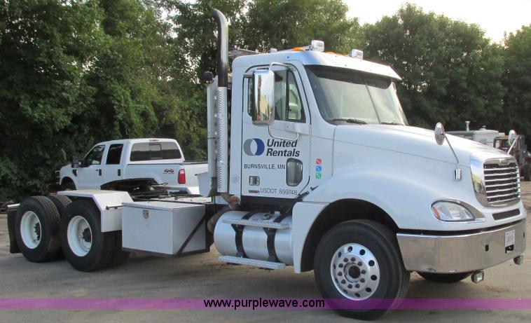 image for item I3833 2009 Freightliner Columbia semi truck