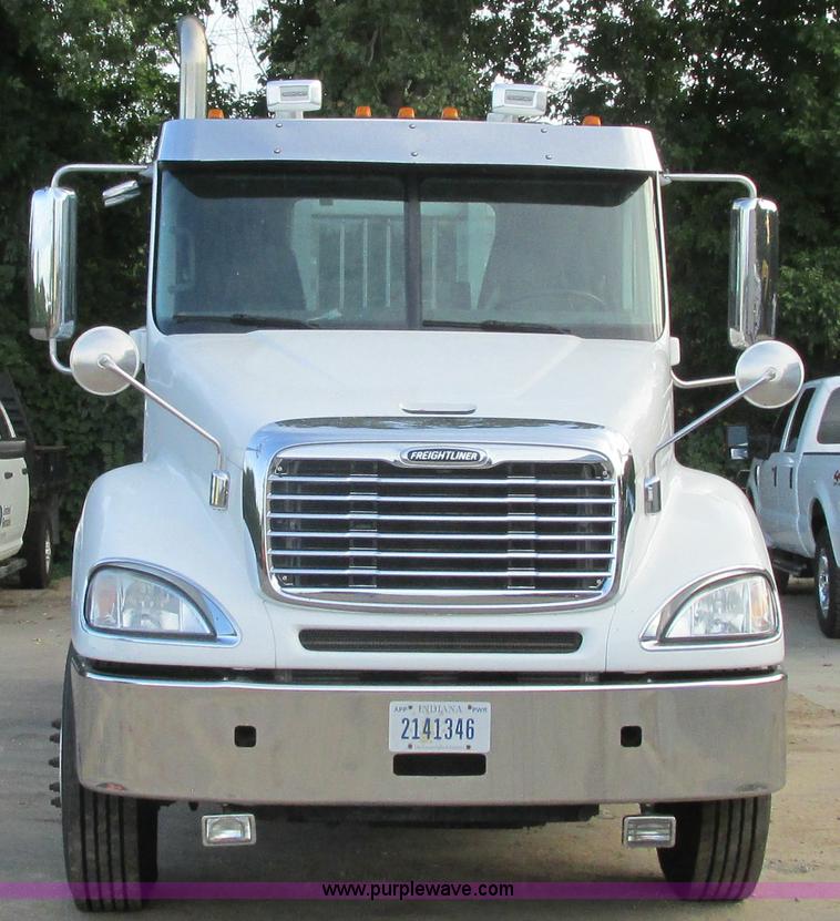 image for item I3833 2009 Freightliner Columbia semi truck