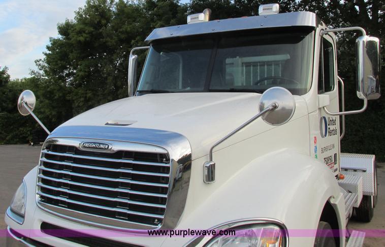 image for item I3833 2009 Freightliner Columbia semi truck