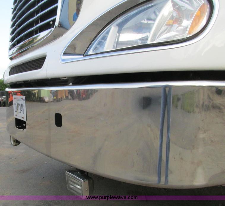 image for item I3833 2009 Freightliner Columbia semi truck