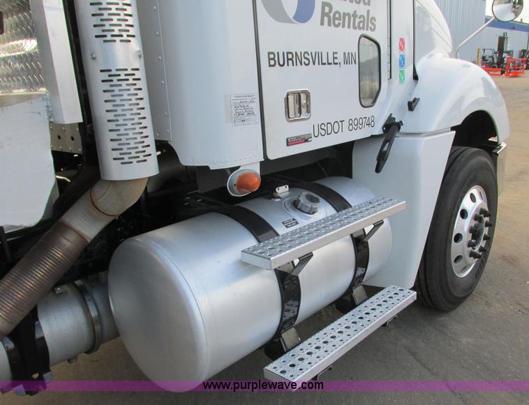 image for item I3833 2009 Freightliner Columbia semi truck