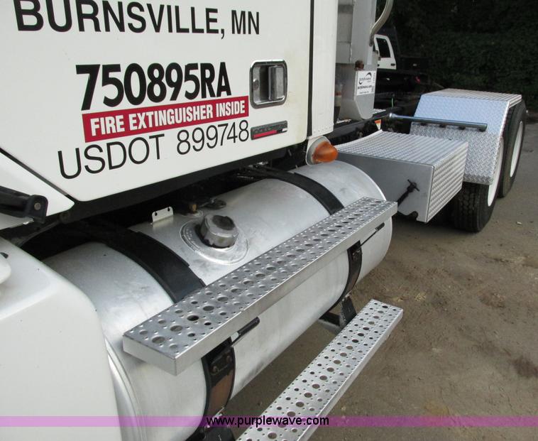 image for item I3833 2009 Freightliner Columbia semi truck