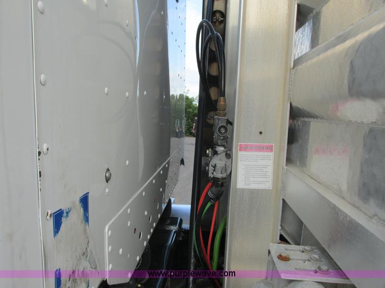 image for item I3833 2009 Freightliner Columbia semi truck