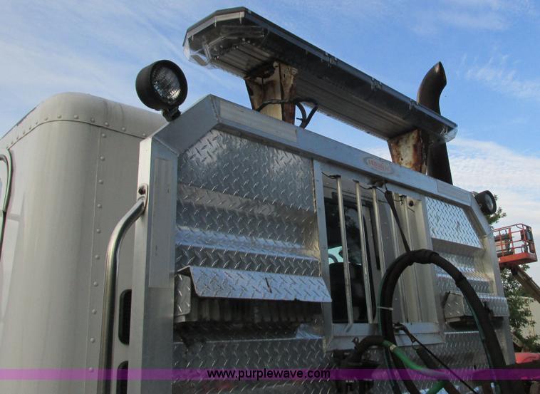 image for item I3833 2009 Freightliner Columbia semi truck
