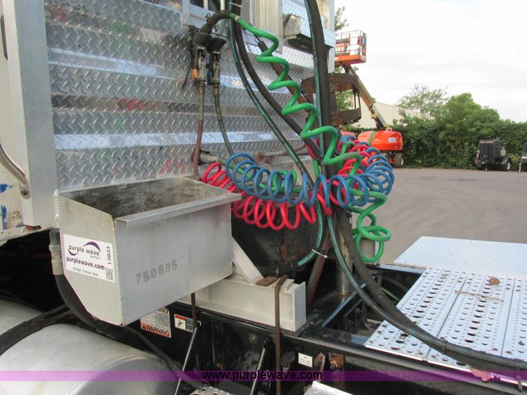 image for item I3833 2009 Freightliner Columbia semi truck