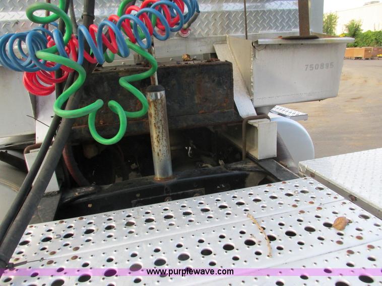 image for item I3833 2009 Freightliner Columbia semi truck