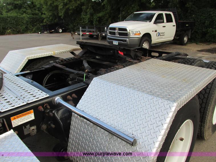 image for item I3833 2009 Freightliner Columbia semi truck