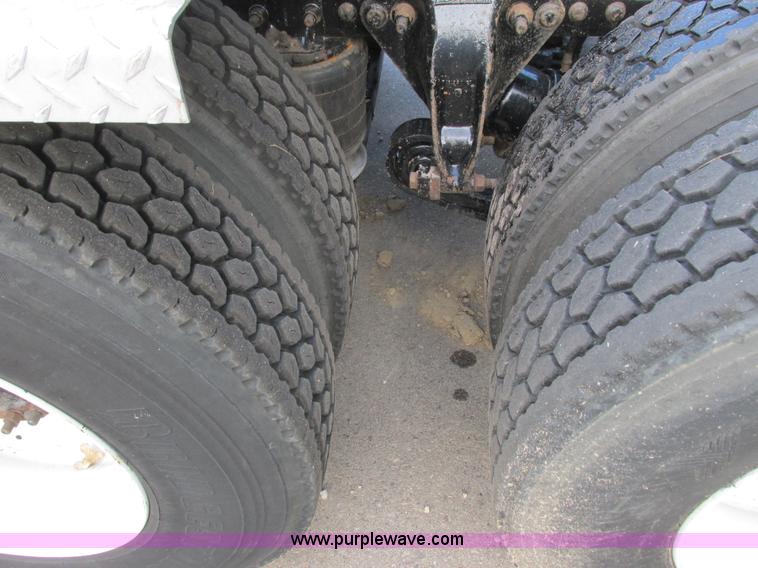 image for item I3833 2009 Freightliner Columbia semi truck