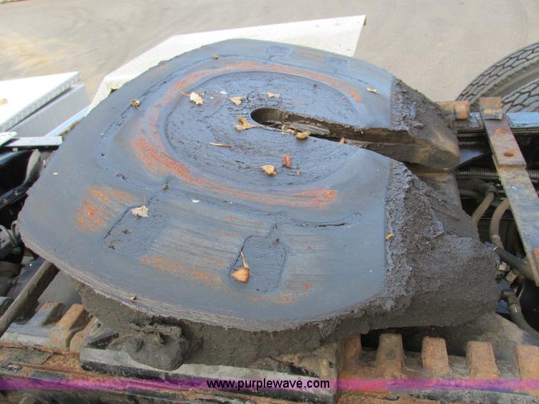 image for item I3833 2009 Freightliner Columbia semi truck