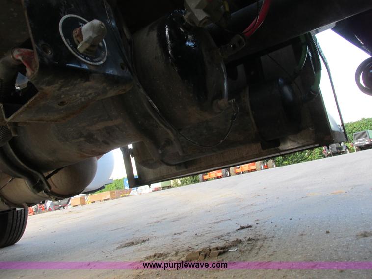 image for item I3833 2009 Freightliner Columbia semi truck