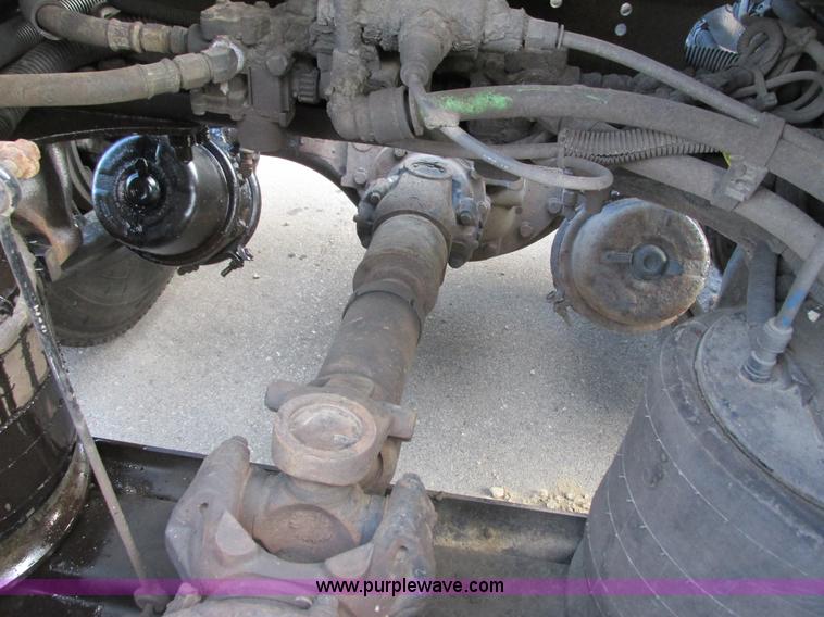 image for item I3833 2009 Freightliner Columbia semi truck