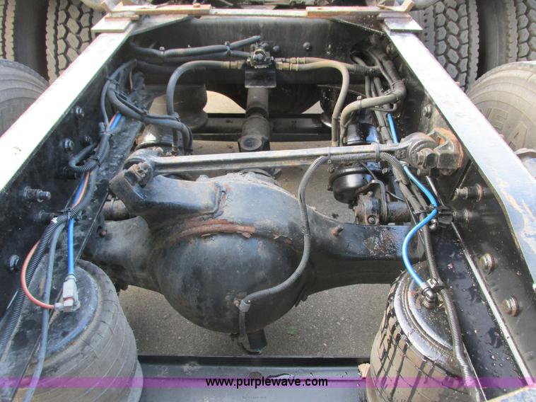 image for item I3833 2009 Freightliner Columbia semi truck