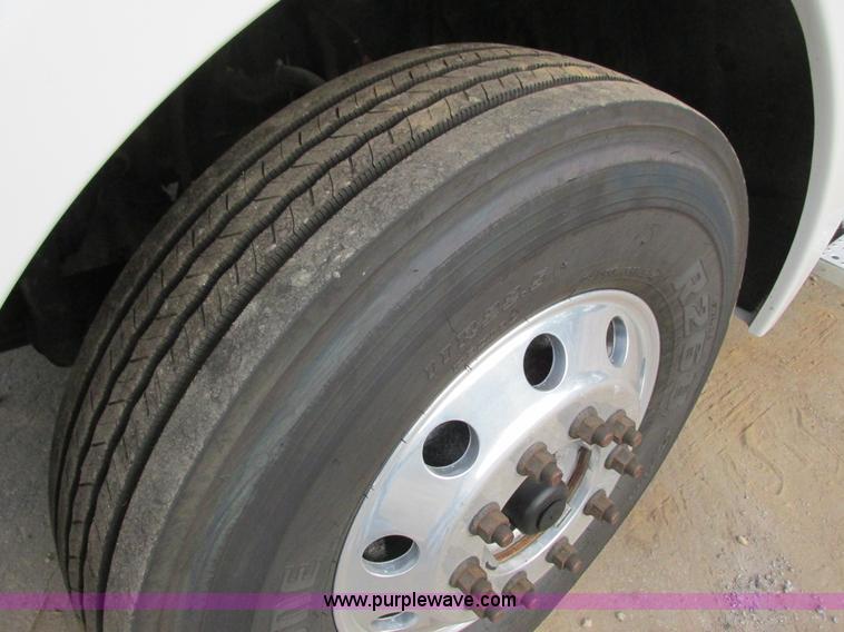 image for item I3833 2009 Freightliner Columbia semi truck