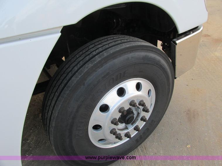 image for item I3833 2009 Freightliner Columbia semi truck