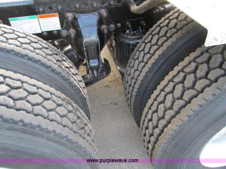 image for item I3833 2009 Freightliner Columbia semi truck