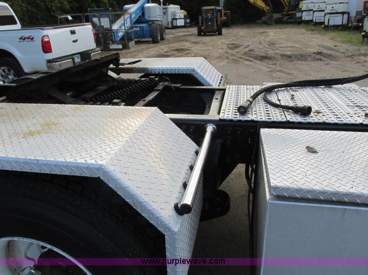 image for item I3833 2009 Freightliner Columbia semi truck