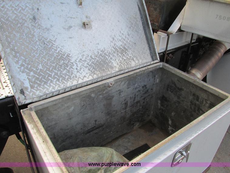 image for item I3833 2009 Freightliner Columbia semi truck