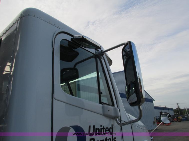 image for item I3833 2009 Freightliner Columbia semi truck