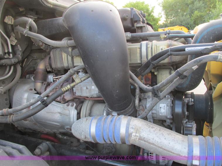 image for item I3833 2009 Freightliner Columbia semi truck