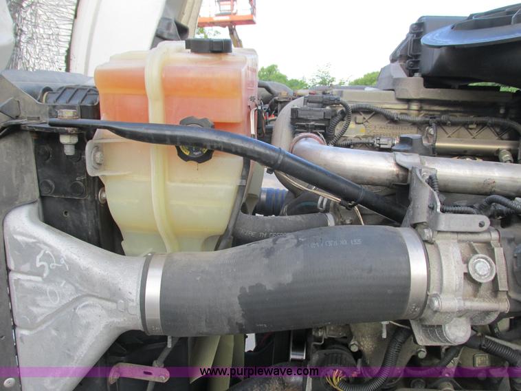 image for item I3833 2009 Freightliner Columbia semi truck